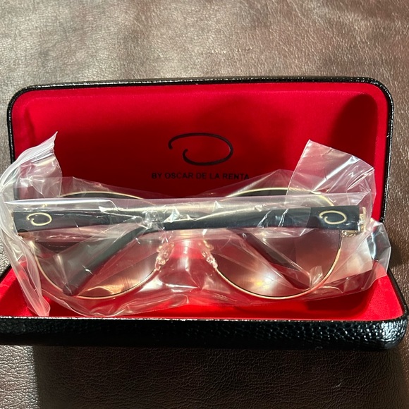 59mm Aviator Sunglasses
OSCAR DE LA RENTA …New!! - Picture 7 of 7